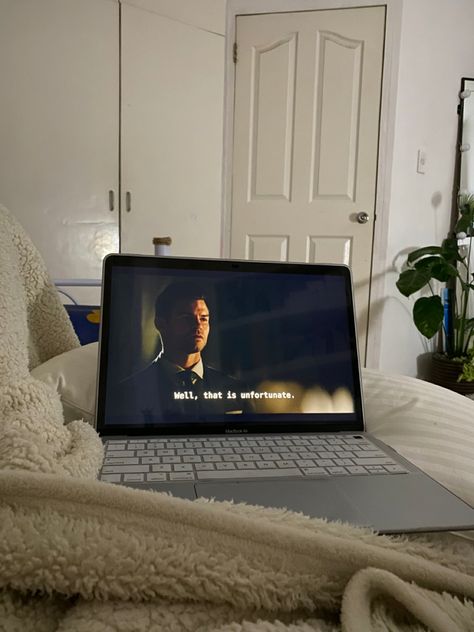 Movie Watching Aesthetic At Home, Netflix On Computer Aesthetic, Movie Watching Aesthetic Home, Person Watching Tv Aesthetic, Watching Movie Astethics, Netflix Watching Aesthetic, Watching Movie On Laptop Aesthetic, Watching Netflix In Bed Aesthetic, Watching Tv Shows Aesthetic