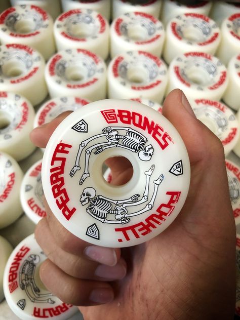 Skateboard Wheels Art, Skateboard Wheel, Classic Skateboard, Skateboarding Tricks, Powell Peralta, Vintage Skate, Skate Wheels, Skateboard Deck Art, Old School Skateboards