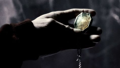 Slytherin Locket, Walburga Black, Film Harry Potter, Harry Potter Wiki, Harry Potter Quiz, Neville Longbottom, Bellatrix Lestrange, Potter Facts, Slytherin Aesthetic