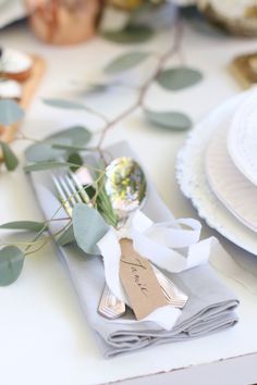 White Wedding Table Setting, Kraft Paper Wedding, Fall Brunch, Wedding Tableware, Brunch Table, Tafel Decor, Wedding Themes Fall, Thanksgiving Table Settings, Fall Tablescapes