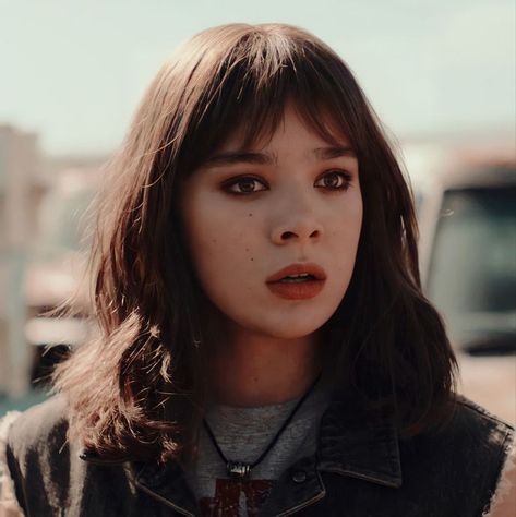 Hailee Steinfeld Hair, Charlie Watson, Black Nike Socks, Bumblebee Movie, Aaron Taylor, Aaron Taylor Johnson, Kate Bishop, Gwen Stacy, Hailee Steinfeld