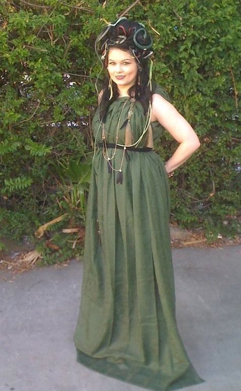 Coolest DIY Medusa Plus Size Halloween Costume Idea Medusa Dress Diy, Madusa Costume, Medusa Costume Ideas, Diy Medusa Costume, Diy Medusa, Medusa Dress, Medusa Halloween Costume, Medusa Headpiece, Medusa Costume