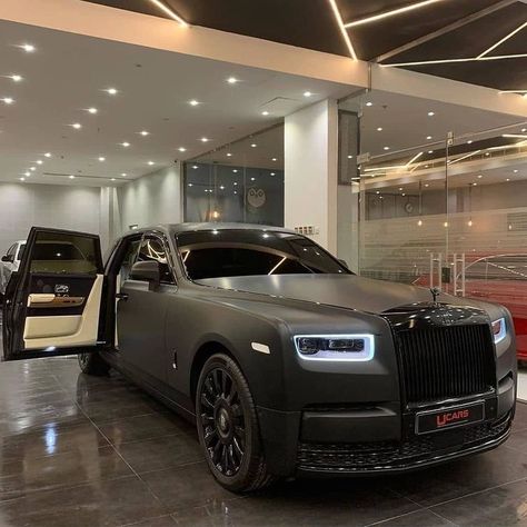 Wallpaper Hippie, Rolls Royce Black, Rolls Royce Motor Cars, Luxury Cars Rolls Royce, Rolls Royce Cullinan, Top Luxury Cars, Luxury Car Interior, Luxurious Cars, Lux Cars