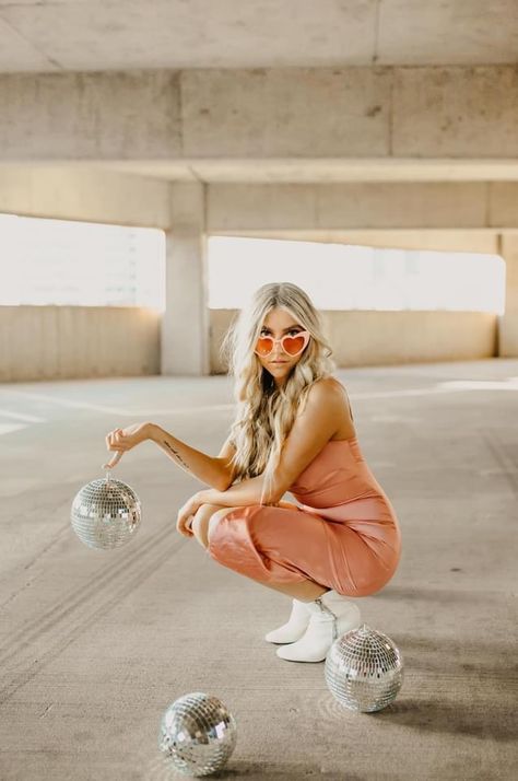 Disco Photoshoot, Cowgirl Photoshoot, Hairstylist Branding, Rooftop Photoshoot, Senior Photoshoot Poses, Valentine Photo Shoot, Senior Photography Poses, 21st Birthday Photoshoot, Senior Photo Outfits