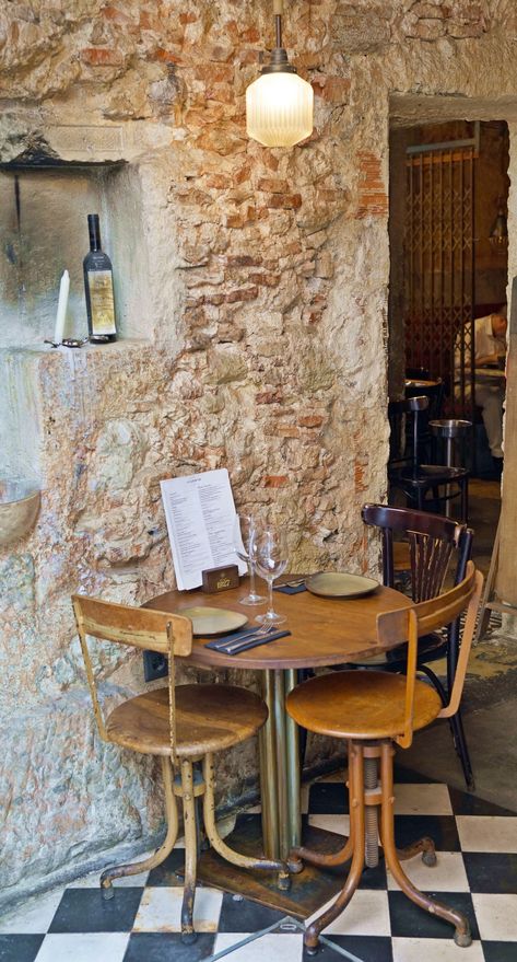 Portugese Aesthetics, Italian Cafe Aesthetic Interior, Portuguese Restaurant Design, Traditional Italian Restaurant Design, Seafood Restaurant Aesthetic, Portuguese Bar, Traditional Restaurant Interior Design, Portugese Design, Portuguese Interior