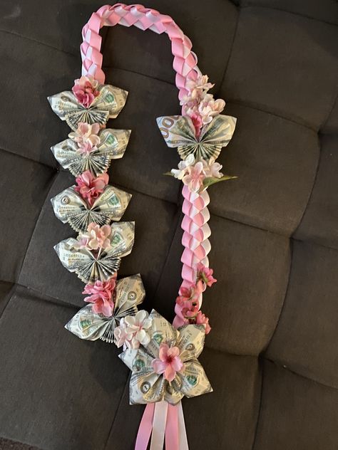 Diy Leis, Leis For Graduation, Graduation Leis Diy Ribbons, Money Lei Diy, Graduation Leis Diy, Graduation Money Lei, Graduation Money Gifts, Graduation Cap Decoration Diy, Diy Graduation Gifts