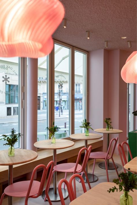 Bon Bouquet café by design studio Between the Walls. Bright colorful pink and green space with dynamic lightning by expolight. A lot of interesting solution used: bas-relief, plants, micro cement. Pink And Green Restaurant, Cafe Sofa Design, Matcha Bar, Pink Restaurant, Matcha Bars, Bloom Bar, Micro Cement, Play Cafe, Matcha Cafe