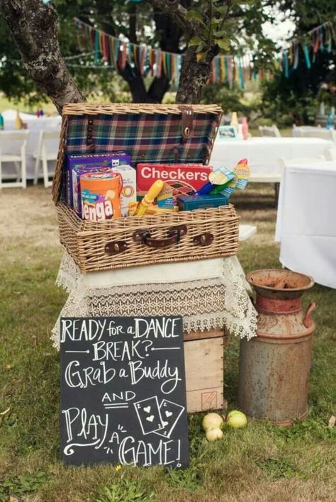 Wedding Games Beach, Outdoor Spring Wedding Ideas Rustic, Cheap Wedding Activities, Wedding Backyard Games, Summer Picnic Wedding, Diy Wedding Entertainment, Backyard Wedding Activities, Wedding Game Table, Creative Wedding Activities