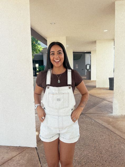 Linen Overall Shorts Outfit, White Dungarees Outfits Summer, Overalls Outfit Summer Shorts, White Shortalls Outfit, White Overalls Outfit Summer, White Overall Shorts Outfit, White Short Overalls Outfit, White Overalls Outfit Shorts, Short Overalls Outfit Summer