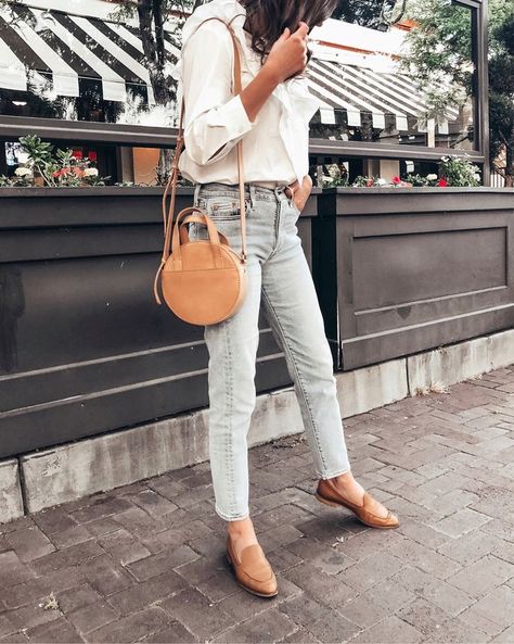 Nude Loafers Outfit Women, Nude Loafers Outfit, Tan Shoes Outfit, Tan Loafers Outfit, Jeans And Loafers Outfit, Loafers Outfit Women, White Tops Outfit, Ruffle Tops, Madewell Style