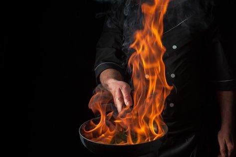 Chef cocinando comida en sartén con llam... | Premium Photo #Freepik #photo #fondo #comida #menu #mano Premium Photo, Llama, Steak, Chef, Hotel, Marketing, Quick Saves