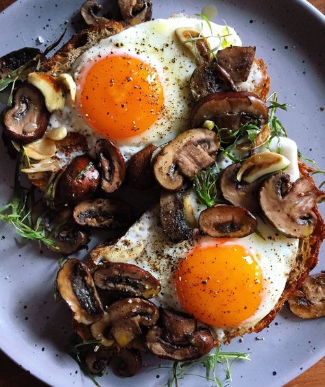 Mushroom Breakfast, Eggs And Mushrooms, Mushroom Toast, Fried Mushrooms, Egg Toast, Breakfast Toast, Fried Eggs, On Toast, Breakfast Cake