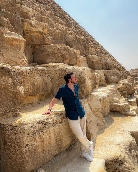 Cairo Picture Ideas, Pyramids Egypt Poses, Pyramid Photo Ideas, Egypt Outfit Men, Pyramid Photoshoot, Egypt Photo Ideas, Egypt Photoshoot, Dubai Photography Ideas, Egypt Outfit