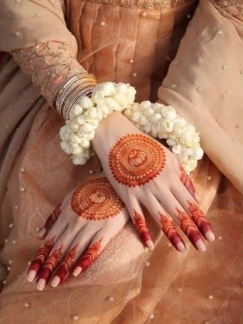 Bride Mehndi Hand wearing Gajra Ideas | Dream Explorer Hand Gajra For Bride, Flower Jewelry Designs, Full Hand Mehndi, Latest Henna Designs, Very Simple Mehndi Designs, Simple Mehndi Designs Fingers, Modern Mehndi Designs, Pretty Henna Designs, Henna Tattoo Designs Simple