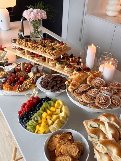 #brunch #food #foodlover #croissant #bagels #waffles #fruits #pancakes Croissant Platter Ideas, Boyfriend Birthday Breakfast, Cute Brunch Food, Birthday Serving Food Ideas, Aesthetic Brunch Table, Parisian Brunch Party, Pancakes Serving Ideas, Healthy Breakfast Buffet Ideas, Waffle Board Brunch