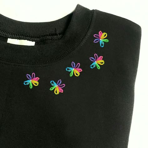 Diy Name Embroidery, Shirt Neck Embroidery, Embroidery On Sweatshirts, Embroidered Sweatshirt Diy, Diy Embroidery Shirt, Clothes Embroidery Diy, Embroidered Tie, Crochet T Shirts, Embroidery Tshirt