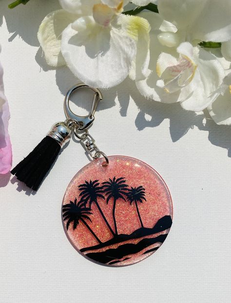 Acrylic Resin Keychain Ideas, Uv Resin Acrylic Keychain Diy, Epoxy Key Chains, Acrylic Keychain Painting, Cricut Round Keychain Ideas, Round Resin Keychain Ideas, Keychain Acrylic Design, Acrylic Rounds Ideas, Acrylic Keychain Svg Free