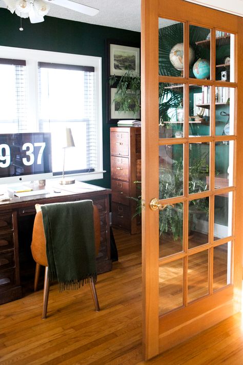 Craftsman Office, Guest Room Cozy, Midcentury Ranch, Green Living Room Ideas, Neutral Sofa, Victorian Gentleman, Green Apartment, Color Jade, Neutral Room