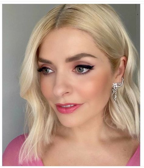 Casual Eye Makeup, Lee Mack, Holly Willoughby Legs, Holly Willoughby Outfits, Phillip Schofield, Holly Marie, Tv Presenter, Holly Willoughby, Wedding Looks