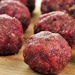 How to make Cuban Meatballs - Albondigas - Simple, Easy-to-Make Cuban, Spanish, and Latin American Recipes with Photos Cuban Meatballs, How To Make Albondigas, Spicy Meatball, Club Crackers, Spicy Meatballs, Cuban Dishes, Latin American Recipes, Latin American Food, Cuban Cuisine