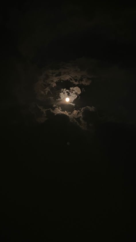 Moon Realistic Photo, Snap Steaks, Production Ideas, Sky Wallpapers, Beautiful Moon Pictures, Decent Wallpapers, You Are My Moon, Gym Wallpaper, Cloudy Nights