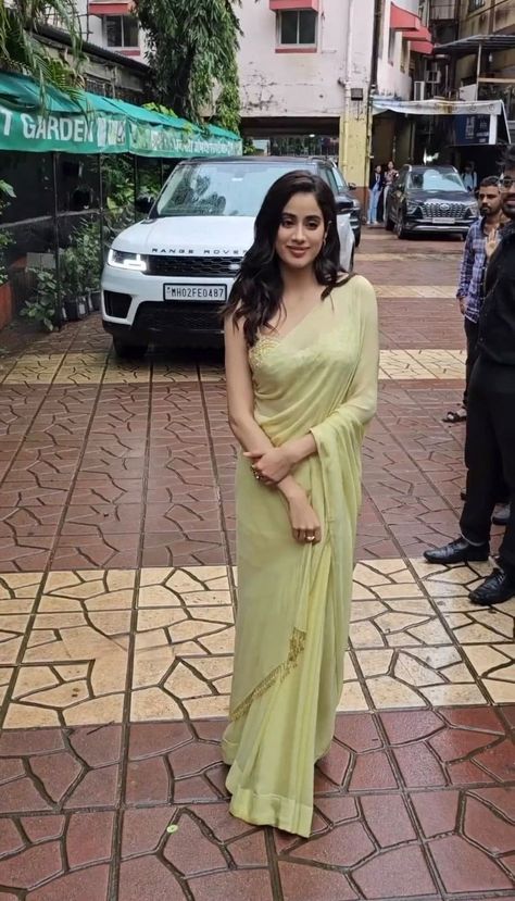 Thread Work Saree, Jhanvi Kapoor, Simple Saree Designs, Saree Bollywood, Indian Saree Blouse, Simple Sarees, Yellow Saree, Wedding Saree Indian, Bollywood Style