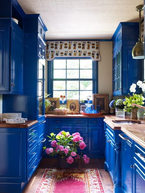 It’s time to spice up your cook space. Vibrant cobalt cabinetry turns this petit butler’s pantry into the colorful pièce de résistance within this Ruthie Sommers-designed Rhode Island retreat. Cobalt Blue Kitchens, Kitchen Open Concept, Blue Kitchen Cabinets, All White Kitchen, Kitchen Paint Colors, Blue Cabinets, Classic Kitchen, Blue Kitchen, Kitchen Trends