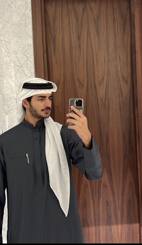 Arabian Men Aesthetic, Eid Men Outfit, Arab Mens Fashion, Handsome Arab Men Dubai, Arabic Scarf Style Men, Arab Men Outfit, Arabic Outfit Men, Eid Outfits Men, Thobes Men Arab