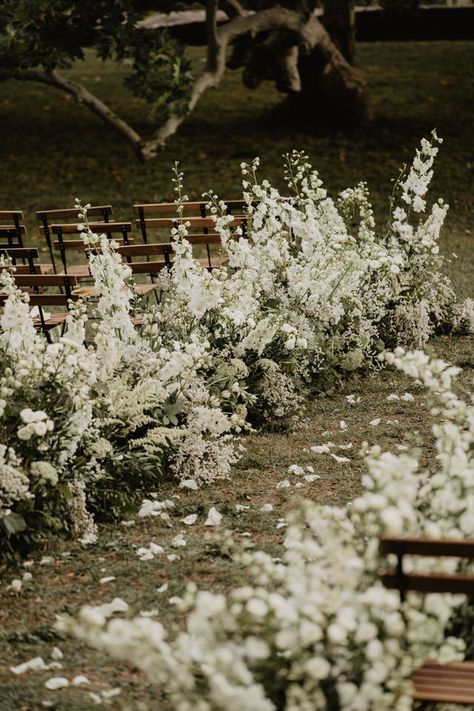 Hannah & Milan – Stiatti Fiori Forest Wedding Ceremony, Shed Wedding, Wedding Aisle Decor, Wedding Isles, Emerald Green Wedding, Aisle Flowers, Emerald Green Weddings, Woodsy Wedding, Wedding Aisle Decorations