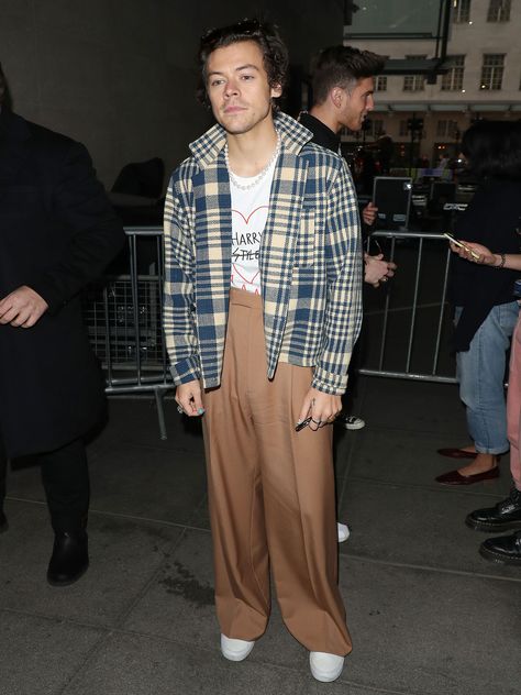 #harrystyles Harry Styles Street Style, Harry Styles Inspired Outfits, Harry Styles Outfits, Harry Styles Fashion, Harry Styles Clothes, Celebrity Fashion Fails, High Waisted Slacks, Harry Outfits, Harry Styles Outfit