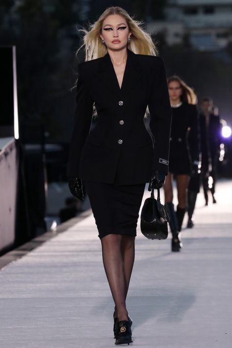 Versace Outfit Women, Gigi Hadid Runway, Stylish Business Outfits, Fashion Dream Job, Gigi Hadid Outfits, Beauty Hair Color, 90s Runway Fashion, Runway Fashion Couture, Woman Suit