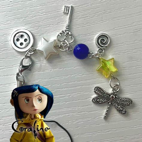 Coraline Keychain, Accesorios Aesthetic, Coraline Jones, Beaded Things, Aesthetic Pretty, Handmade Keychain, Accessories Cute, Keychain Handmade, Phone Charms