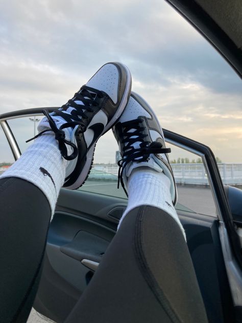 Dunks With Long Socks, Slouch Socks Outfit Baddie, Long Nike Socks Outfit, Outfits With Nike Socks, Slouch Socks Outfit, Outfits With Socks, Nike Socks Outfit, Black Nike Socks, Panda Outfit