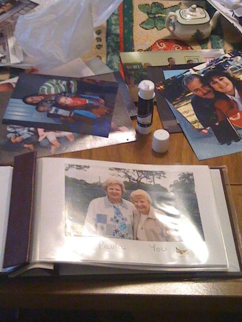 Photo Albums for Dementia Patients Hospice Volunteer, Nursing Home Activities, Elderly Activities, Elder Care, Sensory Activity, Senior Activities, Memory Album, Aged Care, Family Photo Album