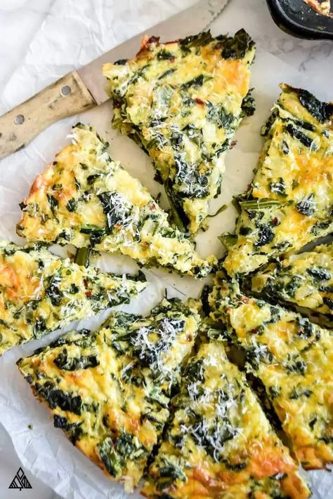 top view of crustless spinach quiche slices Crustless Spinach Quiche, Spinach Quiche Recipes, Quiche Recipes Easy, Low Carb Low Fat Recipes, Breakfast Low Carb, Spinach Quiche, Pine Kitchen, Cheese Quiche, Boiled Egg Diet Plan