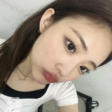 Kpop Selca Gg, Korean Pop Aesthetic, Yunjin Makeup, Joonie Icons, Kpop Girl Icons, Kpop Gg Icons, Kpop Idol Makeup, Idol Makeup, Kpop Icons Aesthetic