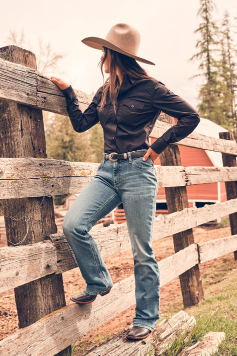 Be ready for a full day on the ranch in the Wrangler Western Button Down. It is crafted from a comfortable cotton blend with a hint of stretch for whether you're working or headed into town. Pair with a classic Wrangler bootcut for a classic cowgirl look. Classic Cowgirl, Cute Outfits With Leggings, Cowgirl Look, Photoshoot Outfits, The Ranch, Western Style, Outfits With Leggings, Women's Tops, Western Fashion