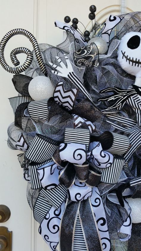 Wreath Nightmare Before Christmas, Easy Mesh Wreath, Jack Skellington Wreath, Nightmare Before Christmas Wreath, Nightmare Before Christmas Tattoo, Halloween Mesh Wreaths, Nightmare Before Christmas Decorations, Christmas Mesh Wreath, Jack Skeleton