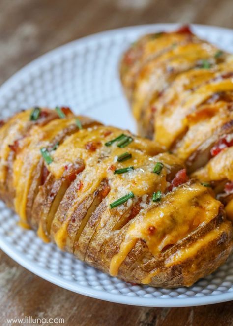 Cheesy Hasselback Potatoes stuffed with cheese, bacon and so much flavor. It's one of the yummiest ways to serve potatoes. Crockpot Steak, Hasselback Potatoes, Salad Pasta, Potato Side Dishes, Recipes Crockpot, Baked Potatoes, Idee Pasto Sano, Potato Dishes, Cast Iron Skillet