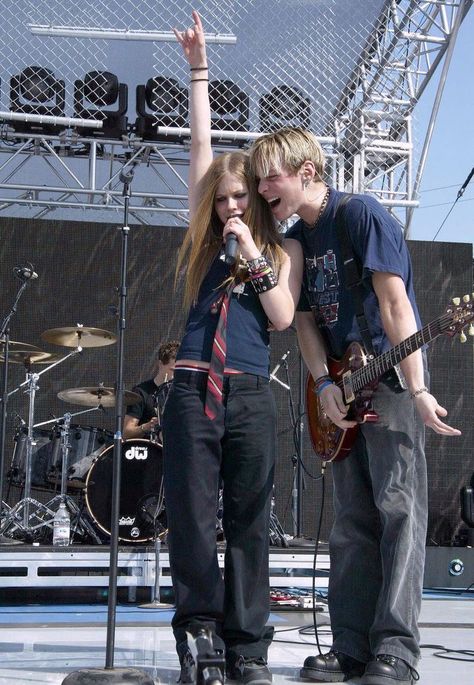 Avril Lavigne And Evan Taubenfeld, 2000 Rock Aesthetic, Avril Lavigne Concert Outfit, 2000s Avril Lavigne, Avril Lavigne Outfits, Avril Lavigne Aesthetic, Princesa Punk, Avril Lavigne Let Go, Cl Instagram