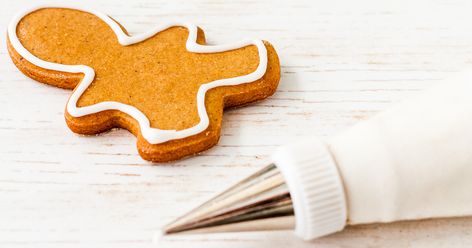 Royal icing for cutout sugar cookies and gingerbread | Kitchen Heals Soul Gingerbread Man Icing, Royal Icing Gingerbread Men, Gingerbread Men Icing, Plain Sugar Cookies, Gingerbread Man Recipe, Spice Sugar Cookies, Matcha Cookies, Coloured Icing, Meringue Powder