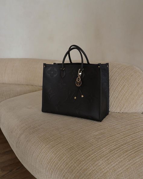 Amy Julliette Lefévre (@lefevrediary) • Instagram photos and videos Lv Tote, Luxury Tote Bags, Tote Outfit, Classy Aesthetic, Fancy Bags, My Photos, Black Tote, Michael Kors Hamilton, Lv Bag