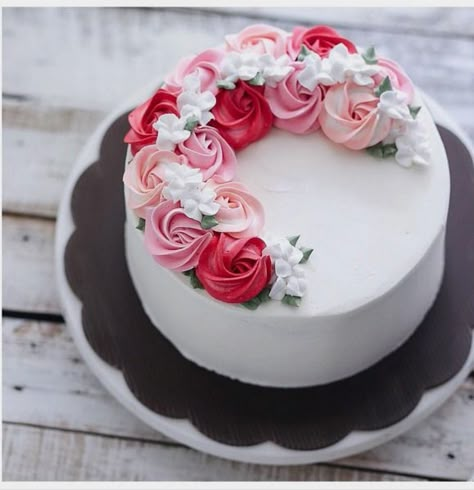 Bake With Love 사랑으로 베이킹 on Instagram: “2D rosette half wreath buttercream cake.” Butter Cream Floral Cakes, Feminine Cake Ideas, Cake With Roses On Top, Red Rosette Cake, Red Rose Cake Design, White Simple Cake, Rose Design Cake, Red Flower Cake, Red White Cake