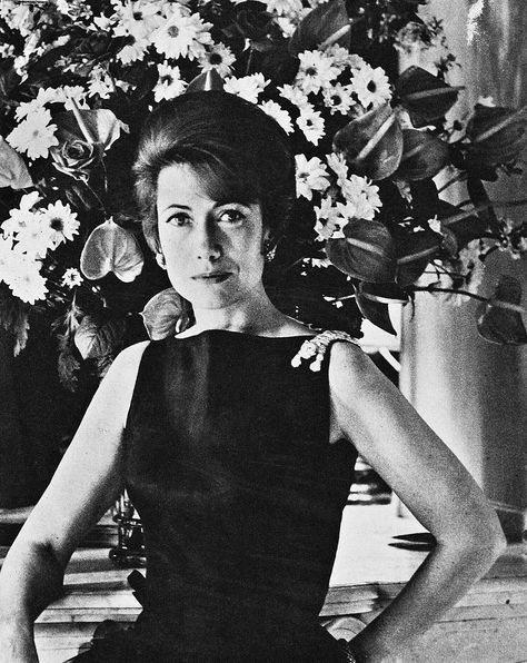 Hélène Rochas wearing the Tiger shoulder brooch by René Boivin, c. 1960s Helene Rochas, Shoulder Brooch, Black And White People, Interesting Jewelry, Collar Tips, Tiaras Jewellery, Collar Clips, Diana Vreeland, Elsa Schiaparelli