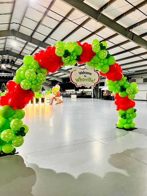 Grinch Themed Balloon Arch, Whoville Balloon Arch, Event Theme Ideas Creative, Grinch Balloon Garland, Grinch Balloon Arch, Grinch Balloons, Grinch Backdrop, Balloon Inspiration, Pancake Party