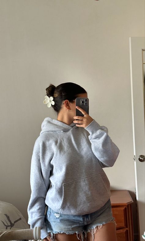 #ootd #hoodie #shorts #clip #hairstyles #aritzia #zara #fashion #outfits #ideas #clean Aritzia Hoodie Outfit, Shorts Hoodie Outfit, Short Hoodie Outfit, Shorts And Hoodie Outfit, Hoodie And Shorts Outfit, Monica Outfits, Plain Grey Hoodie, Shorts And Hoodie, Gray Hoodie Outfit