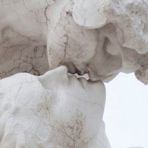 Statues Kissing, Kissing Aesthetic, Statues Aesthetic, Istoria Artei, Mass Effect, White Aesthetic, Art Sculpture, Greek Mythology, 그림 그리기