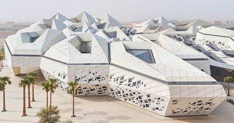 comprising five buildings, zaha hadid's KAPSARC emerges from the desert landscape as an organic, crystalline-like form defined by hexagonal honeycombs. Polygon Architecture, Hexagonal Building, Architecture Zaha Hadid, Zaha Hadid Buildings, Mass Building, Form Architecture, Museum Ideas, Origami Architecture, Base Building