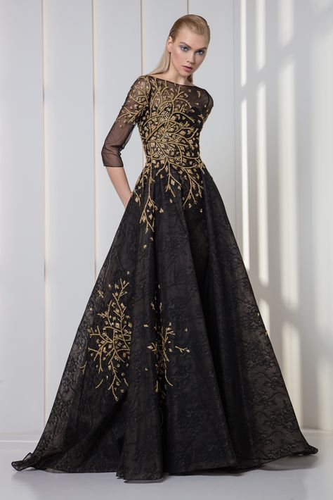 Tony Ward RTW FW 17/18 I Style 44 I Charcoal black lace and tulle dress with ¾ sleeves and gold sequins and crystal embroideries Dress Hijab Soiree, Black And Gold Gown, Hijab Soiree, Fancy Gown, Instagram Pro, Christian Fashion, Tony Ward, Hijab Styles, فستان سهرة