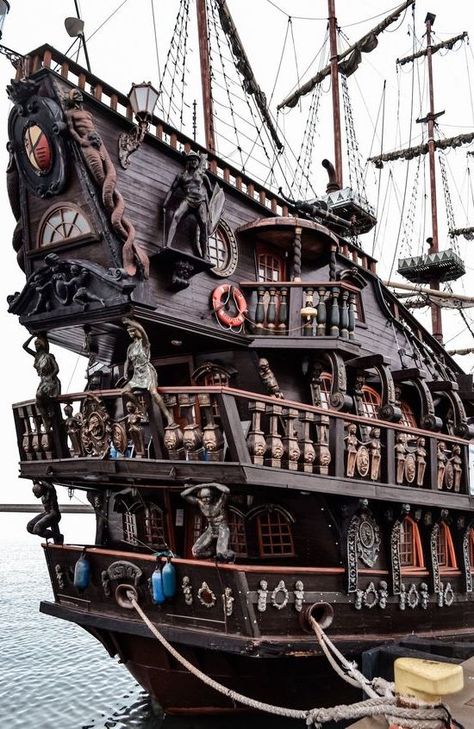 17th century Galleon replica at the Gdynia, Harbour, Poland | 2023-07-05 Pirate Ship Art, Pirate Ship Model, Model Sailing Ships, Pirate Boats, Navi A Vela, Model Ship Building, Old Sailing Ships, Clipper Ship, Pirate Art